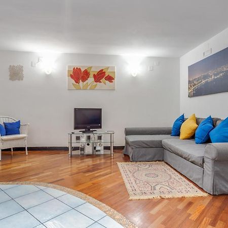 Guesthost - Casa Querida Central & Elegant Flat Neapel Exterior foto